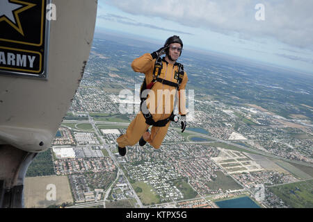 HOMESTEAD AIR RESERVE BASE, FL - Mitglied der goldene Ritter demonstration Team begrüßt, als er verlässt eine Fokker C-31 ein truppentransporter während eines Trainings springen über Homestead Air Reserve Base, Fl 21. Januar 2016. (US Air National Guard/Staff Sgt. Christopher S. Muncy/freigegeben) Stockfoto