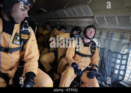 HOMESTEAD AIR RESERVE BASE, FL-Mitglieder der goldene Ritter demonstration Team der US-Armee prüfen jede ihre Mannschaftskameraden fallschirme vor Durchführung einer Ausbildung springen über Homestead Air Reserve Base, Fl am 21. Januar 2016. (US Air National Guard/Staff Sgt. Christopher S. Muncy/freigegeben) Stockfoto