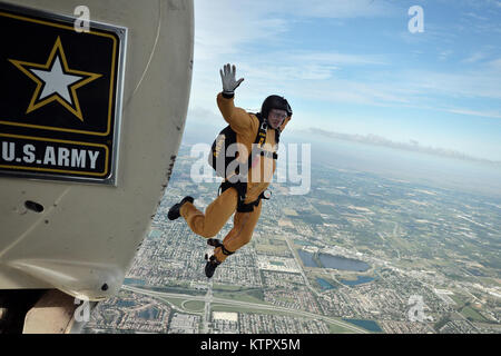 HOMESTEAD AIR RESERVE BASE, FL - U.S. Army Sgt. First Class Cory Rush, Mitglied der goldene Ritter demonstration Team, Wellen, als er verlässt eine Fokker C-31 ein truppentransporter während eines Trainings springen über Homestead Air Reserve Base, Fl 21. Januar 2016. (US Air National Guard/Staff Sgt. Christopher S. Muncy/freigegeben) Stockfoto