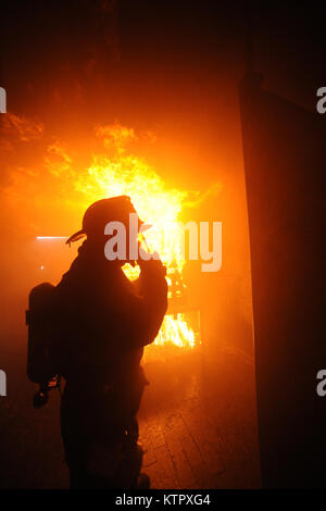 YAPHANK, Neue York-Members vom 106 Rettung Wing's Feuerwehr, ihre Brandbekämpfung Fähigkeiten an der Suffolk County Fire Akademie in Yaphank, NEW YORK, Feilen, mit Live Fire Training Übungen 9. Mai 2014. (New York Air National Guard/Senior Airman Andreas Schumann/freigegeben) Stockfoto