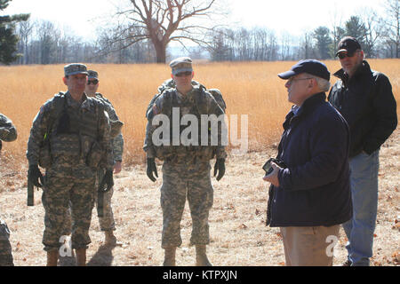 Saratoga Battlefield Historiker und pensionierte Park Ranger Larry Arnold erörtert die Bedeutung des Geländes für die Soldaten des Judge Advocate General Corps aus der New York Army National Guard und der Armee Finden 7. rechtliche Vorgänge Loslösung vom 12. März 2016 im Saratoga National Historical Park in Stillwater, N.Y. Arnold ist eine lizenzierte Battlefield Tour Guide und führte die Gruppe von 18 gesetzlichen Soldaten durch Britische und Amerikanische Positionen, über die Geschichte des Battlefields und der Einführung der Soldaten Fürsprecher personal Herausforderungen in Bezug auf die Gesetze der Land Warfare in jener Epoche und zu beurteilen Stockfoto