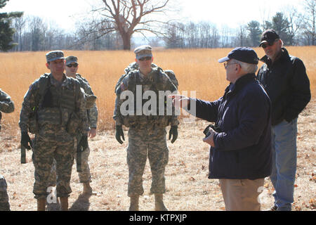 Saratoga Battlefield Historiker und pensionierte Park Ranger Larry Arnold erörtert die Bedeutung des Geländes für die Soldaten des Judge Advocate General Corps aus der New York Army National Guard und der Armee Finden 7. rechtliche Vorgänge Loslösung vom 12. März 2016 im Saratoga National Historical Park in Stillwater, N.Y. Arnold ist eine lizenzierte Battlefield Tour Guide und führte die Gruppe von 18 gesetzlichen Soldaten durch Britische und Amerikanische Positionen, über die Geschichte des Battlefields und der Einführung der Soldaten Fürsprecher personal Herausforderungen in Bezug auf die Gesetze der Land Warfare in jener Epoche und zu beurteilen Stockfoto