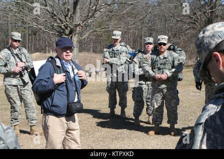 Saratoga Battlefield Historiker und pensionierte Park Ranger Larry Arnold erörtert die Bedeutung des Geländes für die Schlacht von Freemans Farm Soldaten des Judge Advocate General Corps aus der New York Army National Guard und der Armee Finden 7. rechtliche Vorgänge Loslösung vom 12. März 2016 im Saratoga National Historical Park in Stillwater, N.Y. Arnold ist eine lizenzierte Battlefield Tour Guide und führte die Gruppe von 18 gesetzlichen Soldaten durch Britische und Amerikanische Positionen, über die Geschichte des Battlefields und der Einführung der Soldaten zu befürworten Personal Herausforderungen zu den Gesetzen o Relevante Richter Stockfoto