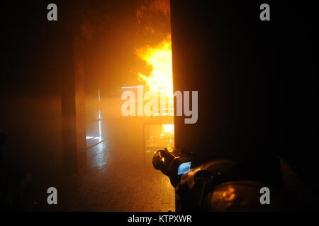 YAPHANK, Neue York-Members vom 106 Rettung Wing's Feuerwehr, ihre Brandbekämpfung Fähigkeiten an der Suffolk County Fire Akademie in Yaphank, NEW YORK, Feilen, mit Live Fire Training Übungen 9. Mai 2014. (New York Air National Guard/Senior Airman Andreas Schumann/freigegeben) Stockfoto