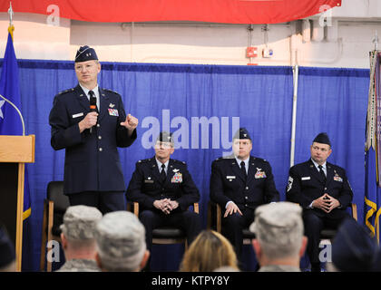 NY Air National Guard Generalmajor Anthony S. Deutsch, Adjutant General für den Staat New York, sprach mit den Mitgliedern des 174 Angriff Flügel (ATKW) und Gäste am Hancock Feld in Syracuse NY Am 3. April 2016. Deutsch war die amtierende Officer für das Ändern des Befehls Zeremonie, an der NEW YORK Air National Guard Col. Greg A. Semmel das Kommando über die 174. ATKW zu NY Air National Guard Oberst Michael R. Smith, ehemals Vice Wing Commander aufgegeben. (NY Air National Guard Foto von Tech. Sgt. Jeremy M. Anruf) Stockfoto