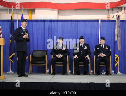 NY Air National Guard Generalmajor Anthony S. Deutsch, Adjutant General für den Staat New York, sprach mit den Mitgliedern des 174 Angriff Flügel (ATKW) und Gäste am Hancock Feld in Syracuse NY Am 3. April 2016. Deutsch war die amtierende Officer für das Ändern des Befehls Zeremonie, an der NEW YORK Air National Guard Col. Greg A. Semmel das Kommando über die 174. ATKW zu NY Air National Guard Oberst Michael R. Smith, ehemals Vice Wing Commander aufgegeben. (NY Air National Guard Foto von Tech. Sgt. Jeremy M. Anruf) Stockfoto