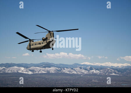 Gips, C.O.-New York Army National Guard zwei CH-47F Modelle verließ die Armee Aviation Support Facility in Rochester für Gips, Kolorado am 18. April 2016, alle Piloten und Besatzungsmitglieder aus der Distanz 1, Firma B, 3.BATAILLON 126 Aviation Regiment erhalten Zertifikate vom Flughafen prüften sie auf der höchsten Flughafen in den USA gelandet. Die Berge von Colorado simulieren die Berge von Afghanistan in beiden Wetter und Gelände Aspekte. Dies ist in Vorbereitung für den dritten Einsatz des Unternehmens für Afghanistan jetzt mit neuesten Modell Chinook der Armee. Das Bataillon ist Teil der 42 n Stockfoto