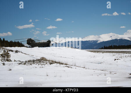 Gips, C.O.-New York Army National Guard zwei CH-47F Modelle verließ die Armee Aviation Support Facility in Rochester für Gips, Kolorado am 18. April 2016, alle Piloten und Besatzungsmitglieder aus der Distanz 1, Firma B, 3.BATAILLON 126 Aviation Regiment erhalten Zertifikate vom Flughafen prüften sie auf der höchsten Flughafen in den USA gelandet. Die Berge von Colorado simulieren die Berge von Afghanistan in beiden Wetter und Gelände Aspekte. Dies ist in Vorbereitung für den dritten Einsatz des Unternehmens für Afghanistan jetzt mit neuesten Modell Chinook der Armee. Das Bataillon ist Teil der 42 n Stockfoto