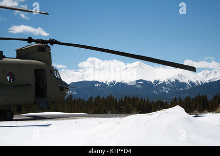 Gips, C.O.-New York Army National Guard zwei CH-47F Modelle verließ die Armee Aviation Support Facility in Rochester für Gips, Kolorado am 18. April 2016, alle Piloten und Besatzungsmitglieder aus der Distanz 1, Firma B, 3.BATAILLON 126 Aviation Regiment erhalten Zertifikate vom Flughafen prüften sie auf der höchsten Flughafen in den USA gelandet. Die Berge von Colorado simulieren die Berge von Afghanistan in beiden Wetter und Gelände Aspekte. Dies ist in Vorbereitung für den dritten Einsatz des Unternehmens für Afghanistan jetzt mit neuesten Modell Chinook der Armee. Das Bataillon ist Teil der 42 n Stockfoto