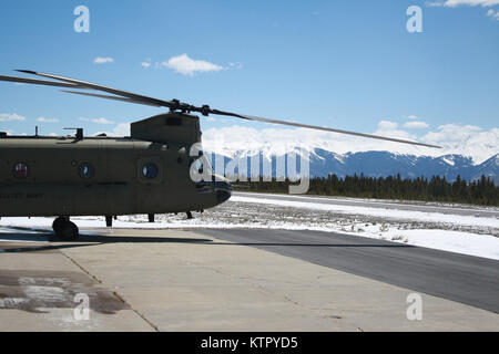 Gips, C.O.-New York Army National Guard zwei CH-47F Modelle verließ die Armee Aviation Support Facility in Rochester für Gips, Kolorado am 18. April 2016, alle Piloten und Besatzungsmitglieder aus der Distanz 1, Firma B, 3.BATAILLON 126 Aviation Regiment erhalten Zertifikate vom Flughafen prüften sie auf der höchsten Flughafen in den USA gelandet. Die Berge von Colorado simulieren die Berge von Afghanistan in beiden Wetter und Gelände Aspekte. Dies ist in Vorbereitung für den dritten Einsatz des Unternehmens für Afghanistan jetzt mit neuesten Modell Chinook der Armee. Das Bataillon ist Teil der 42 n Stockfoto