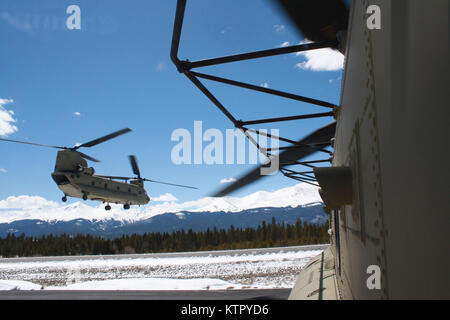Gips, C.O.-New York Army National Guard zwei CH-47F Modelle verließ die Armee Aviation Support Facility in Rochester für Gips, Kolorado am 18. April 2016, alle Piloten und Besatzungsmitglieder aus der Distanz 1, Firma B, 3.BATAILLON 126 Aviation Regiment erhalten Zertifikate vom Flughafen prüften sie auf der höchsten Flughafen in den USA gelandet. Die Berge von Colorado simulieren die Berge von Afghanistan in beiden Wetter und Gelände Aspekte. Dies ist in Vorbereitung für den dritten Einsatz des Unternehmens für Afghanistan jetzt mit neuesten Modell Chinook der Armee. Das Bataillon ist Teil der 42 n Stockfoto