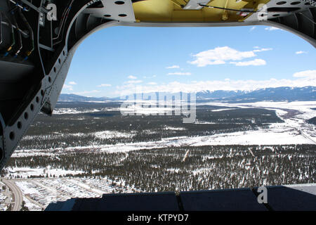 Gips, C.O.-New York Army National Guard zwei CH-47F Modelle verließ die Armee Aviation Support Facility in Rochester für Gips, Kolorado am 18. April 2016, alle Piloten und Besatzungsmitglieder aus der Distanz 1, Firma B, 3.BATAILLON 126 Aviation Regiment erhalten Zertifikate vom Flughafen prüften sie auf der höchsten Flughafen in den USA gelandet. Die Berge von Colorado simulieren die Berge von Afghanistan in beiden Wetter und Gelände Aspekte. Dies ist in Vorbereitung für den dritten Einsatz des Unternehmens für Afghanistan jetzt mit neuesten Modell Chinook der Armee. Das Bataillon ist Teil der 42 n Stockfoto