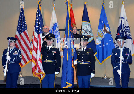 New York Army National Guard Soldaten präsentieren die Farben während der Vereinigten Staaten in West Point Military Academy Band Mitglied Master Sgt. Maria Messenger singt die Nationalhymne für die Teilnehmer an der New York State Arbeitgeber Unterstützung des Schutzes und der Reserve Preisbankett 2016 in Albany, 26.04.26. Die NYS ESGR Ausschuß anerkannten nationalen Schutzes und der Reserve Arbeitgeber und Freiwilligen für ihren Service und Support, Service für Mitglieder. (U.S. Army National Guard Foto: Sgt. Große Corine Lombardo/freigegeben) Stockfoto