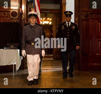 Ein Kadett von der Knickerbocker Greys steht an der Stelle der Aufmerksamkeit neben einem anderen Mitglied der Color Guard während des 53. Digitale Liaison Loslösung (DLD) Ändern des Befehls Zeremonie an der Park Avenue Armory in New York City am 14. Mai 2016. Der 53 DLD der New York Army National Guard, außerhalb von Manhattan und Werke zu koordinieren, zu kommunizieren und alle Aspekte der militärischen Operationen auf höherer Stufe - Hauptsitz erleichtern. (New York Army National Guard Foto von Sgt. Michael J. Davis/Freigegeben) Stockfoto