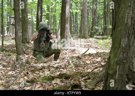 Staff Sgt. Blake Alexander der New York Army National Guard 501 Beseitigung von Explosivstoffen (EOD) Bataillon, und 1108Th EOD Unternehmen einschätzen eine Hütte im Wald, die mit einer Bombendrohung während der Ausbildung 18. New York Armee Nationalgarde für eine Woche neben nationalen und internationalen EOD Militär- und Gesetzdurchführungpersonal während einer Übung namens Raven's Herausforderung an der New York State Vorbereitung Training Center in Corato New York, Mai 16-20 ausgebildet. (Foto von Sgt. J.p. Lawrence, 42th Infantry Division). Stockfoto