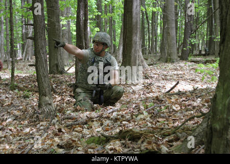 Staff Sgt. Blake Alexander der New York Army National Guard 501 Beseitigung von Explosivstoffen (EOD) Bataillon, und 1108Th EOD Unternehmen einschätzen eine Hütte im Wald, die mit einer Bombendrohung während der Ausbildung 18. New York Armee Nationalgarde für eine Woche neben nationalen und internationalen EOD Militär- und Gesetzdurchführungpersonal während einer Übung namens Raven's Herausforderung an der New York State Vorbereitung Training Center in Corato New York, Mai 16-20 ausgebildet. (Foto von Sgt. J.p. Lawrence, 42th Infantry Division). Stockfoto