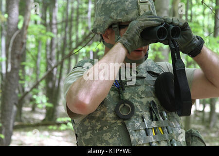 Staff Sgt. Blake Alexander der New York Army National Guard 501 Beseitigung von Explosivstoffen (EOD) Bataillon, und 1108Th EOD Unternehmen einschätzen eine Hütte im Wald, die mit einer Bombendrohung während der Ausbildung 18. New York Armee Nationalgarde für eine Woche neben nationalen und internationalen EOD Militär- und Gesetzdurchführungpersonal während einer Übung namens Raven's Herausforderung an der New York State Vorbereitung Training Center in Corato New York, Mai 16-20 ausgebildet. (Foto von Sgt. J.p. Lawrence, 42th Infantry Division). Stockfoto