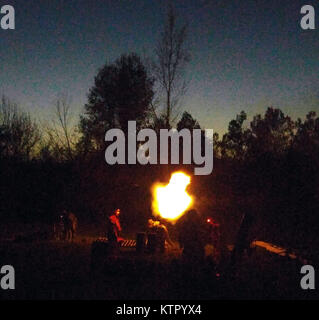 FORT DRUM, N.Y.-- Soldaten von C Troop, 2.Staffel, 101 Kavallerie Feuer ein 120 mm Mörser hier am 19. Mai. Die Einheit gehört zu der New York Army National Guard 27 Infantry Brigade Combat Team. Über 3.000 brigade Truppen hier ab 19. Mai ausgebildet 22 für Ihre Übung an der Armee Joint Readiness Training Center (JRTC) in Fort Polk, Louisiana im Juli zu proben. (U.S. Army National Guard Foto von Sgt. Killian Anstee, einer Truppe, 2 Staffel, 101 Kavallerie/freigegeben) Stockfoto