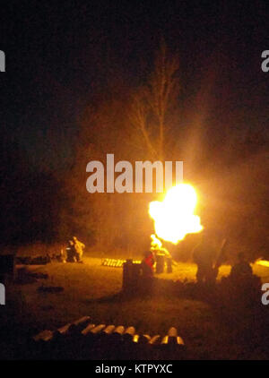 FORT DRUM, N.Y.-- Soldaten der 2. Staffel, 101 Kavallerie Feuer einer 120mm Mörser hier am 19. Mai. Die Einheit gehört zu der New York Army National Guard 27 Infantry Brigade Combat Team. Über 3.000 brigade Truppen hier ab 19. Mai ausgebildet 22 für Ihre Übung an der Armee Joint Readiness Training Center (JRTC) in Fort Polk, Louisiana im Juli zu proben. (U.S. Army National Guard Foto von Sgt. Killian Anstee, einer Truppe, 2 Staffel, 101 Kavallerie/freigegeben) Stockfoto