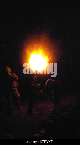 FORT DRUM, N.Y.-- Soldaten der 2. Staffel, 101 Kavallerie Feuer einer 120mm Mörser hier am 19. Mai. Die Einheit gehört zu der New York Army National Guard 27 Infantry Brigade Combat Team. Über 3.000 brigade Truppen hier ab 19. Mai ausgebildet 22 für Ihre Übung an der Armee Joint Readiness Training Center (JRTC) in Fort Polk, Louisiana im Juli zu proben. (U.S. Army National Guard Foto von Sgt. Killian Anstee, einer Truppe, 2 Staffel, 101 Kavallerie/freigegeben) Stockfoto