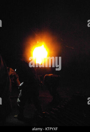 FORT DRUM, N.Y.-- Soldaten der 2. Staffel, 101 Kavallerie Feuer einer 120mm Mörser hier am 19. Mai. Die Einheit gehört zu der New York Army National Guard 27 Infantry Brigade Combat Team. Über 3.000 brigade Truppen hier ab 19. Mai ausgebildet 22 für Ihre Übung an der Armee Joint Readiness Training Center (JRTC) in Fort Polk, Louisiana im Juli zu proben. (U.S. Army National Guard Foto von Sgt. Killian Anstee, einer Truppe, 2 Staffel, 101 Kavallerie/freigegeben) Stockfoto