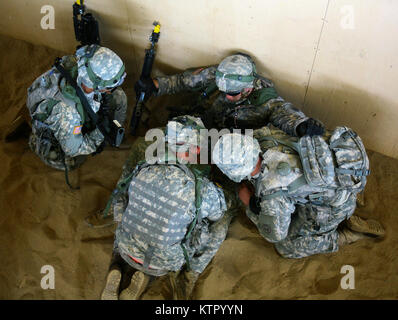 FORT DRUM - infanterist von Alpha Company, 2.BATAILLON, 108 Infanterie Regiment in einem Feld Firma Training hier 20. Mai teilzunehmen. Die Übung, die Beteiligten aus, die mit dem Hubschrauber in der Landezone ließ und anschließend gegen eine feindliche Festung, ist Teil eines größeren Bataillon Operation, die verwendet wurde, um zu helfen, die Einheit für Ihre kommende Rotation an der Joint Readiness Training Center für später in diesem Jahr geplant. (US Army National Guard Foto von Sgt. Alexander Rektor/freigegeben) Stockfoto