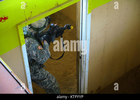 FORT DRUM - infanterist von Alpha Company, 2.BATAILLON, 108 Infanterie Regiment in einem Feld Firma Training hier 20. Mai teilzunehmen. Die Übung, die Beteiligten aus, die mit dem Hubschrauber in der Landezone ließ und anschließend gegen eine feindliche Festung, ist Teil eines größeren Bataillon Operation, die verwendet wurde, um zu helfen, die Einheit für Ihre kommende Rotation an der Joint Readiness Training Center für später in diesem Jahr geplant. (US Army National Guard Foto von Sgt. Alexander Rektor/freigegeben) Stockfoto