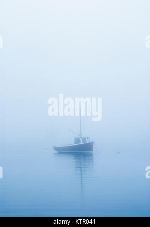 Lobster Boat günstig in einem Misty Harbor, Osterville, Cape Cod, Massachusetts, USA. Stockfoto