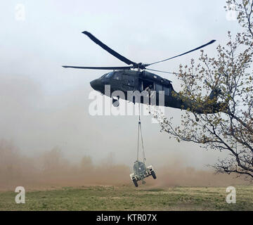 FORT DRUM, New York - New York Army National Guard Flieger des dritten Bataillon, 142 Aviation Sling-laden ein Anhänger von Wasser, bekannt als ein Wasserbüffel, der New York Army National Guard 27 Infantry Brigade Combat Team hier am 20. Mai. Der Flieger lieferte die Wasserbüffel zu einem versorgungsgebiet wird verwaltet von der Feuerwehr Feuerwehr 427th Support Battalion (BSB). Über 3.000 brigade Truppen hier ab 19. Mai ausgebildet 22 für Ihre Übung an der Armee Joint Readiness Training Center (JRTC) in Fort Polk, Louisiana im Juli zu proben. Das dritte Bataillon, 142 Aviation ist Teil der New York Arm Stockfoto