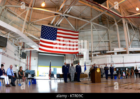 Brig. Gen. Allen J. Jamerson, Direktor der Sicherheitskräfte, Brig. Gen. Keith Givens, Kommandant der Luftwaffe Büro der speziellen Untersuchungen und Brig. Gen. Timothy LaBarge, Stabschef der New York Air National Guard, stehen an Aufmerksamkeit während der Preisverleihung anlässlich der 105 Airlift Wing, Stewart Air National Guard Base, Newburgh, NY Am 4. Juni 2016 Für die Tech Sgt. Lemm und Staff Sgt. Bonacasa, 21. Dezember 2015, als sich ein Selbstmordattentäter auf einem explosiven-beladenen Motorrad ihre Patrouille angegriffen außerhalb Bagram Air Base (USA getötet wurden. Air National Guard Foto von Master Sgt. S Stockfoto