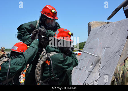 Corato, New York - New York National Guard Truppen der Region II Heimat Response Force (HRF) Bohrung durch verstärkte während ihrer Ausbildung und Validierung im Staat New York Preparedness Center hier am 17. Juni 2016 Beton. Eine regionale Katastrophe - Response Force der National Guard Soldaten und Piloten, die hrf ihre Bereitschaft, durch den erfolgreichen Abschluss der einwöchigen Übung mit Verteidigungsministerium Experten und Beobachter hier zertifiziert. Die hrf ist eines von zehn durch das Verteidigungsministerium gegründet als Chemische, biologische, radiologische, nukleare, und Explosive (CBRN) C servieren Stockfoto