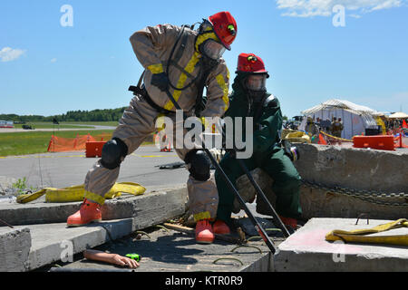 Corato, New York - New York National Guard Truppen der Region II Heimat Response Force (HRF) Praxis bewegen Betonplatten während ihrer Ausbildung und Validierung im Staat New York Preparedness Center hier am 17. Juni 2016. Eine regionale Katastrophe - Response Force der National Guard Soldaten und Piloten, die hrf ihre Bereitschaft, durch den erfolgreichen Abschluss der einwöchigen Übung mit Verteidigungsministerium Experten und Beobachter hier zertifiziert. Die hrf ist eines von zehn durch das Verteidigungsministerium gegründet als Chemische, biologische, radiologische, nukleare, und Explosive (CBRN) Con zu dienen Stockfoto