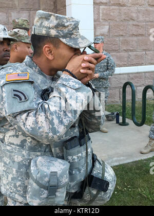 Camp Smith, NY-SGT Alex Dukharan, an I&AMP;S zugewiesen wurde, verwendet der Kompass ein Punkt während der 42 HHBN jährliche Training am Montag, den 20. Juni 2016 zu plotten. (U.S. Army National Guard Foto von SGT Michael Burdick / freigegeben) Stockfoto