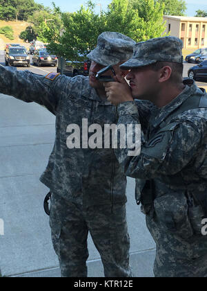 Camp Smith, NY-SPC Alex Hernandez und SSG Randolph De Jesus, I&AMP;S zugewiesen wurde, verwendet der Kompass ein Punkt während der 42 HHBN jährliche Training am Montag, den 20. Juni 2016 zu plotten. (U.S. Army National Guard Foto von SGT Michael Burdick / freigegeben) Stockfoto