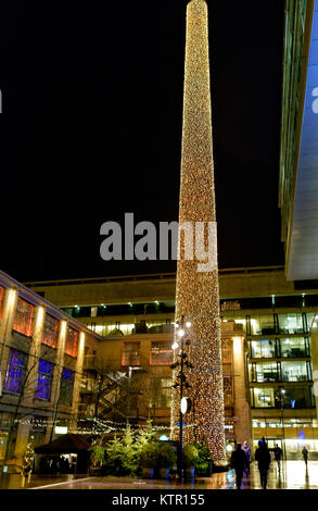 Weihnachtsbeleuchtung an Silh City Shopping Centre, Zürich, Schweiz Stockfoto