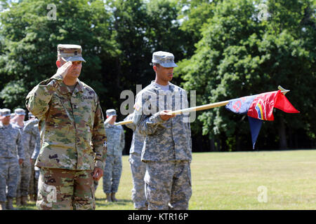 CORTLANDT Manor, N.Y.-- 1 Sgt. Andrew Hughes (links), SPC. Joel Rosario (rechts) und andere Mitglieder der 42th Division Signal Unternehmen begrüssen der New York Army National Guard als Nationalhymne spielt während des Unternehmens Change-of-Befehl Zeremonie im Camp Smith Training Website hier statt am 24. Juni. Kapitän Matthew Weiß, Valatie, NEW YORK, übernahm das Kommando über die Firma von der abgehenden Commander Kapitän Ryan Brountas, der auf das Signal Officer bei der New York Army National Guard 27 Infantry Brigade Combat Team, das in seiner Heimatstadt von Syracuse, N.Y. Hughes beruht zu werden ist Fro Stockfoto