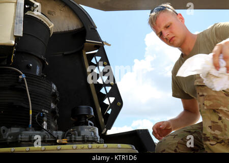 Ein Soldat der New York Army National Guard Det zugeordnet. 1, Co.B, 3.BATAILLON, 126 Luftfahrt, Rochester, New York, misst der militärischen Integrierter Laser Engagement System auf ein CH-47 "Chinook" Hubschrauber bereitet für die Ausbildung an der Joint Readiness Training Center (JRTC), Ft. Polk, Louisiana, Juli 13. Mehr als 3.000 der New York Army National Guard Soldaten bereitgestellt Fort Polk, Louisiana für eine dreiwöchige Übung in der Armee Joint Readiness Training Center, July 9-30, 2016. (U.S. Army National Guard Foto von Sgt. Michael Davis) Stockfoto