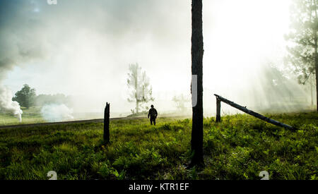 Ein Fort Polk Beobachter controller Trainer überwacht Massachusetts Army National Guard Soldaten aus C Co., 1st Bataillon, 182 Infanterie, wie sie Angriff ein Ziel auf peason Ridge, La., 15. Juli 2016. Die Soldaten nahmen an einer 4-tägigen, Firma kombinierte Waffen live-fire Übung in drei Phasen: Übung, Unternehmen ausüben und abgeschlossen. Die Ausübung Herausforderungen der Kommandant, gleichzeitig zwei separate Ziele und gleichzeitig das Kommando und die Kontrolle über das Schlachtfeld. Die Massachusetts Infanteristen trat mehr als 5.000 Soldaten aus anderen staatlichen Armee Nationale Stockfoto