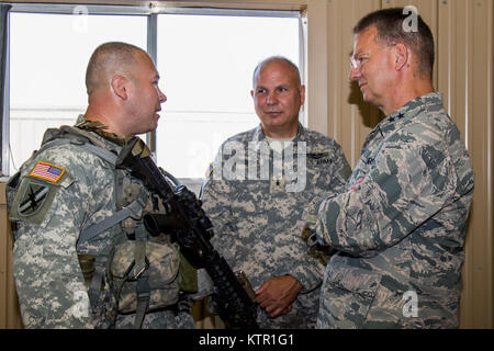 New York Air National Guard Generalmajor Anthony S. Deutsch, der Adjutant General von New York, und Brig. Gen. Raymond Schilde, Direktor der New Yorker Nationalgarde der gemeinsamen Personal, Chat mit einem Offizier nach einer Mission kurze bei der Armee gemeinsame Rotational Training Center, Ft. Polk, La., 16. Juli 2016. Mehr als 3.000 der New York Army National Guard Soldaten bereitgestellt Fort Polk, Louisiana für eine dreiwöchige Übung in der Armee Joint Readiness Training Center, July 9-30, 2016. (U.S. Army National Guard Foto von Sgt. Michael Davis) Stockfoto