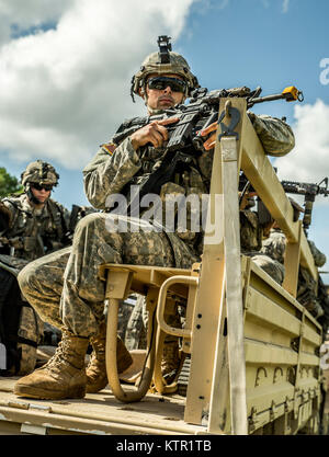 Soldaten der 27 Infantry Brigade Combat Team angehängte Vorbereiten für ein Feld Übung in der Armee Joint Readiness Training Center, Fort Polk, Louisiana, am 17. Juli 2016 abzuweichen. Mehr als 5.000 Soldaten aus der Army National Guard Einheiten, aktive Armee und der Armee finden Truppen kamen zusammen, als Teil des 27 Infantry Brigade Combat Team task force. Die Soldaten werden ihre Fähigkeiten und ihre Praxis Integration von Kampfhandlungen von Infanterie Truppen engagieren in den Nahkampf mit dem Feind zu Artillerie und Luftangriffe, Juli 9-30, 2016 bis hin zu schärfen. (U.S. Army National Guard Foto von Sgt. Harley Jelis) Stockfoto