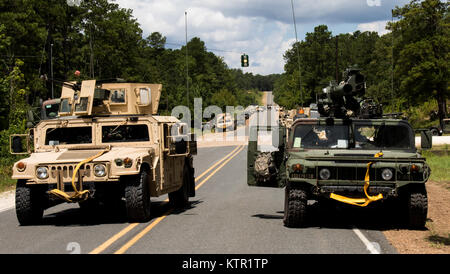 Massachusetts Army National Guard 1. Brigade, 182 Infanterie verwenden zwei Humvees ein hauptzugang an der Armee Joint Readiness Training Center, Fort Polk, Louisiana, 18. Juli 2016 zu blockieren. Die infanteristen trat mehr als 5.000 Soldaten aus anderen staatlichen Army National Guard Einheiten, aktive Armee und der Armee finden Truppen als Teil der 27 Infantry Brigade Combat Team task force. Die Soldaten werden ihre Fähigkeiten und ihre Praxis Integration von Kampfhandlungen von Infanterie Truppen engagieren in den Nahkampf mit dem Feind zu Artillerie und Luftangriffe, Juli 9-30, 2016 bis hin zu schärfen. (U.S. Army National Guard ph Stockfoto