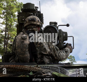 Ein Soldat mit 1. Brigade des Massachusetts Army National Guard, 182 Infanterie nimmt Ziele mit einem BGM-71 Tow missile bei der Armee Joint Readiness Training Center, Fort Polk, Louisiana, 18. Juli 2016. Die infanteristen trat mehr als 5.000 Soldaten aus anderen staatlichen Army National Guard Einheiten, aktive Armee und der Armee finden Truppen als Teil der 27 Infantry Brigade Combat Team task force. Die Soldaten werden ihre Fähigkeiten und ihre Praxis Integration von Kampfhandlungen von Infanterie Truppen engagieren in den Nahkampf mit dem Feind zu Artillerie und Luftangriffe, Juli 9-30, 2016 bis hin zu schärfen. (U.S. Armee, Nation Stockfoto