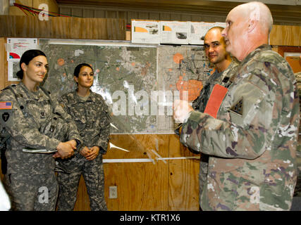 Connecticut Army National Guard Kapitän Maryann Alves, ganz links, Kommandeur der Firma C, 3.BATAILLON, 142 Aviation Regiment, in Windsor Locks, Anschl. Zusammen mit Zugführer 1 st. Lt. Emily Bowdy, kurze Connecticut Assistant Adjutant General, Brig. Gen. Mark Russo über die Luftfahrt Missionen während Russo's Besuch in der Armee Joint Readiness Training Center, Fort Polk, Louisiana, Montag, den 18. Juli 2016. Die 3-142 nd Aviation Regiment trat mehr als 5.000 Soldaten aus anderen staatlichen Army National Guard Einheiten, aktive Armee und der Armee finden Truppen als Teil der 27 Infantry Brigade Combat Team Aufgabe Stockfoto