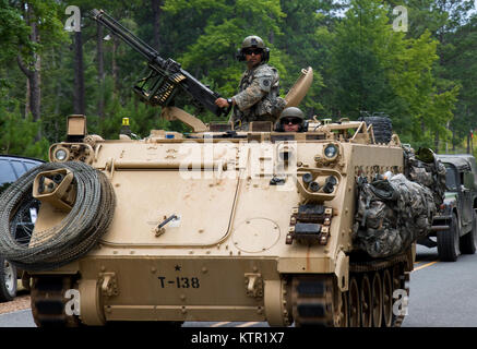 Ohio Army National Guard bekämpfen Ingenieure mit der 1. Brigade, 182 Infanterie Patrouille eine der wichtigsten Zufahrtsstraßen in ein M113 Schützenpanzer an der Armee Joint Readiness Training Center, Fort Polk, Louisiana, 18. Juli 2016. Die Ingenieure seit mehr als 5.000 Soldaten aus anderen staatlichen Army National Guard Einheiten, aktive Armee und der Armee finden Truppen als Teil der 27 Infantry Brigade Combat Team task force. Die Soldaten werden ihre Fähigkeiten und ihre Praxis Integration von Kampfhandlungen die von Infanterie Truppen engagieren in den Nahkampf mit dem Feind zu Artillerie und Luftangriffe Hone, Juli Stockfoto