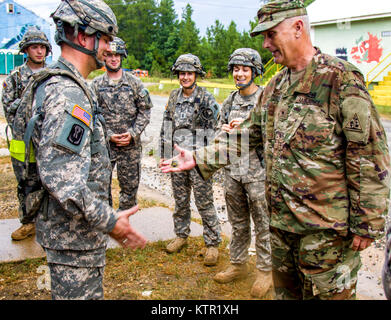 Connecticut Army National Guard Brig. Gen. Mark Russo, stellvertretender Adjutant General, stellt eine Herausforderung dar, Münze für eine hervorragende Arbeit mit der Planung der gesamten Strecke von Connecticut nach Louisiana für die UH-60 Blackhawks und personelle zu Sgt. Michael Boscarin, eine Crew Chief Mechaniker das Unternehmen C, 3.BATAILLON, 142 Aviation Regiment zugeordnet in Windsor Locks, Anschl. Bei einem Besuch in der Armee Joint Readiness Training Center, Fort Polk, Louisiana, Montag, den 18. Juli 2016. Die 3-142 nd Aviation mehr als 5.000 Soldaten aus anderen staatlichen Army National Guard Einheiten verbunden, aktive Armee und der Armee Finden tro Stockfoto