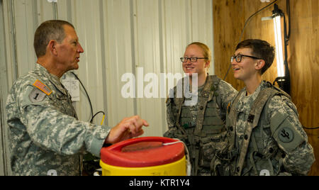 Command Sgt. Maj. William Thayer, Links, Senior Advisor eingetragen mit der 109 medizinische Bataillon, spricht mit Armee-reserve Soldaten Pfc. Erin Ervin, Mitte, Sgt. Leann Cantrell, beide mit Sitz Co., 406Th bekämpfen Sustainment Support Bataillons, während der Einheit Joint Readiness Training Center (JRTC) Drehung Juli 19, 2016, in Fort Polk, Louisiana die 406th CSSB trat mehr als 5.000 Soldaten der Army National Guard Einheiten, aktive Armee und Armee finden Truppen als Teil der 27 Infantry Brigade Combat Team task force. Die Soldaten werden ihre Fähigkeiten und ihre Praxis der Integration Bekämpfung oper Hone Stockfoto