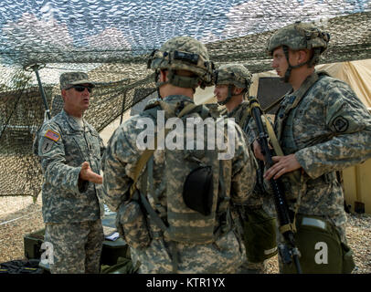 Command Sgt. Maj. William Thayer, Links, Senior Advisor eingetragen mit der 109 medizinische Bataillon, Iowa Army National Guard, um Soldaten der 209 Bereich Medizinische Gesellschaft während der Einheit Joint Readiness Training Center (JRTC) Drehung Juli 19, 2016, in Fort Polk spricht, La die Iowa medizinisches Personal mehr als 5.000 Soldaten aus anderen staatlichen Army National Guard Einheiten verbunden, aktive Armee und der Armee finden Truppen als Teil der 27 Infantry Brigade Combat Team task force. Die Soldaten werden ihre Fähigkeiten und ihre Praxis Integration von Kampfhandlungen die von Infanterie Truppen abzuziehen engagi Stockfoto