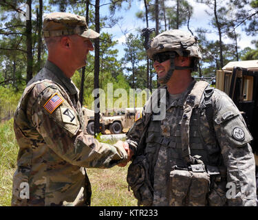 Massachusetts Army National Guard Oberst Thomas Stewart, die Massachusetts National Guard Stellvertretender Chef des Stabes (links) und Oberstleutnant Kenneth Wisniewski, der Kommandant der 1.BATAILLON, 182 Infanterie in Melrose, Mass., Ausbildung bei der Armee Joint Readiness Training Center, Fort Polk, Louisiana, Mittwoch, 20. Juli 2016 diskutieren. Fast 700 Soldaten von der Massachusetts Army National Guard kam über 3.000 Soldaten der 27. der New Yorker Infantry Brigade Combat Team und weitere 1.000 Soldaten aus anderen staatlichen Army National Guard Einheiten, aktive Armee und der Armee finden Truppen an der gemeinsamen Readines Stockfoto