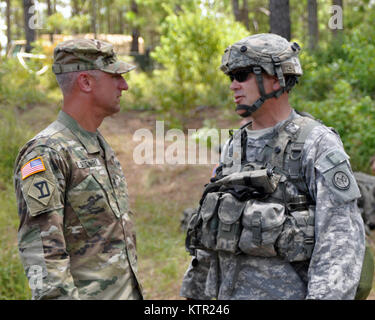 Massachusetts Army National Guard Oberst Thomas Stewart, die Massachusetts National Guard Stellvertretender Chef des Stabes (links) und Oberstleutnant Kenneth Wisniewski, der Kommandant der 1.BATAILLON, 182 Infanterie in Melrose, Mass., Ausbildung bei der Armee Joint Readiness Training Center, Fort Polk, Louisiana, Mittwoch, 20. Juli 2016 diskutieren. Fast 700 Soldaten von der Massachusetts Army National Guard kam über 3.000 Soldaten der 27. der New Yorker Infantry Brigade Combat Team und weitere 1.000 Soldaten aus anderen staatlichen Army National Guard Einheiten, aktive Armee und der Armee finden Truppen an der gemeinsamen Readines Stockfoto