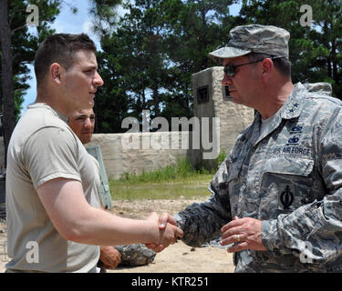 Massachusetts Air National Guard Generalmajor Gary Keefe, die Massachusetts National Guard Adjutant General, stellt eine Herausforderung dar, Münze zu Spc. Brandon Tate, ein Medic zum Hauptquartier Co., 1st Bataillon, 182 Infanterie in Melrose, Mass während der Ausbildung bei der Armee Joint Readiness Training Center, Fort Polk, Louisiana, Mittwoch, 20. Juli 2016 zugeordnet. Tate, ein rettungssanitäter in seiner zivilen Karriere erhielt die Medaille für seine schnelle Aktionen und sofortige Reaktion bei der Rettung von Leben ist ein Soldat, der hatte einen Herzangriff durch die Bereitstellung einer ersten Behandlung und Stabilisierung für evacuat Stockfoto